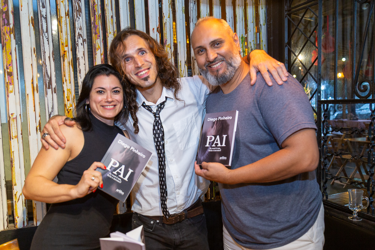 Emoção e autógrafos no lançamento do livro de Diego Pinheiro. Fotografia documental por Dan Martins e Ana Almeida em Taubaté.