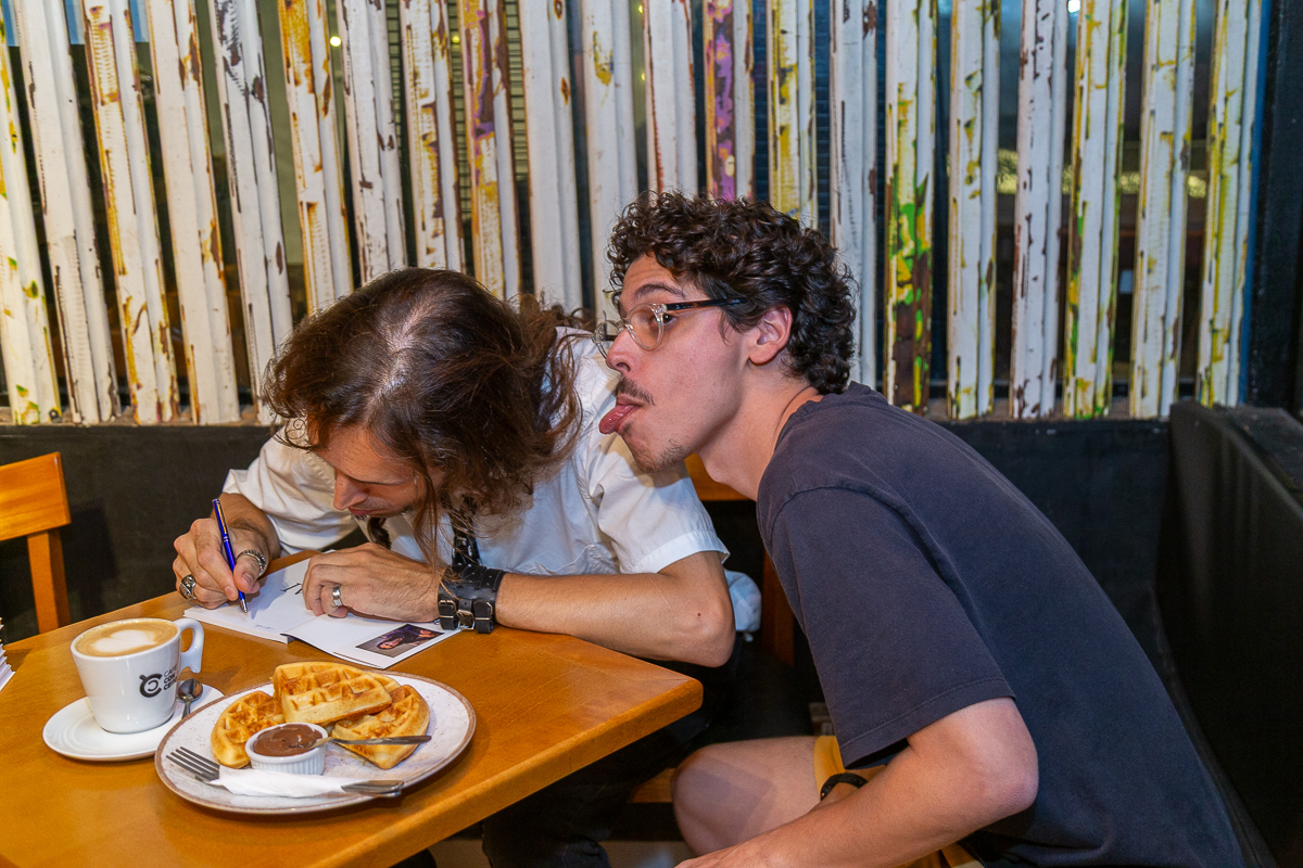 Emoção e autógrafos no lançamento do livro de Diego Pinheiro. Fotografia documental por Dan Martins e Ana Almeida em Taubaté.