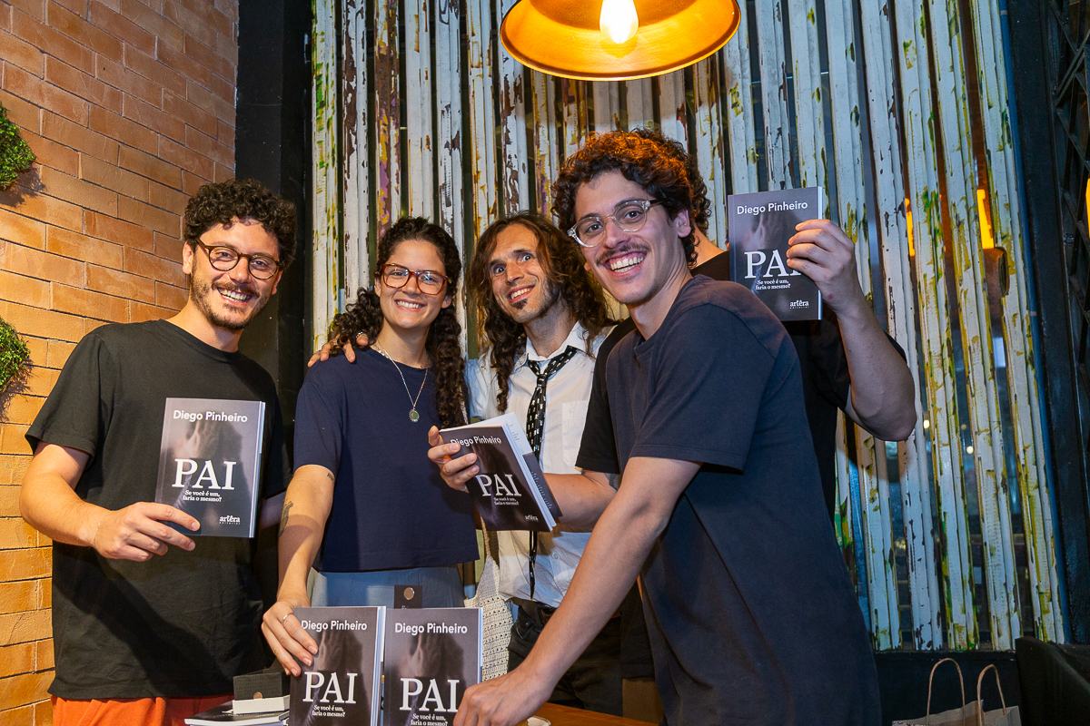 Emoção e autógrafos no lançamento do livro de Diego Pinheiro. Fotografia documental por Dan Martins e Ana Almeida em Taubaté.