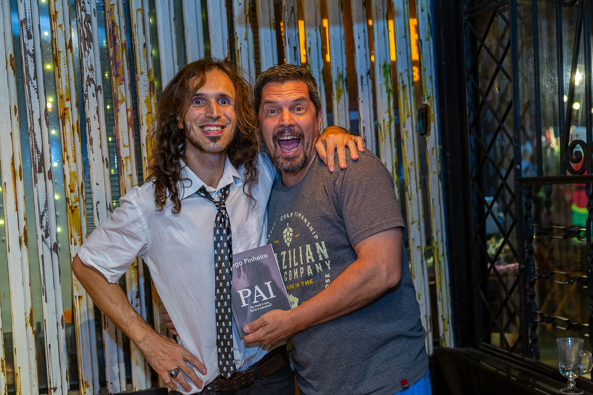 Emoção e autógrafos no lançamento do livro de Diego Pinheiro. Fotografia documental por Dan Martins e Ana Almeida em Taubaté.