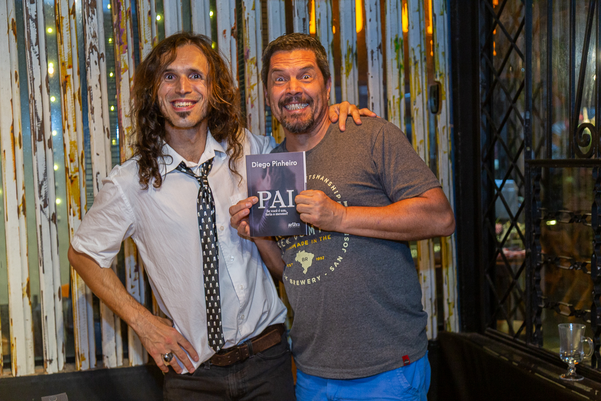 Emoção e autógrafos no lançamento do livro de Diego Pinheiro. Fotografia documental por Dan Martins e Ana Almeida em Taubaté.