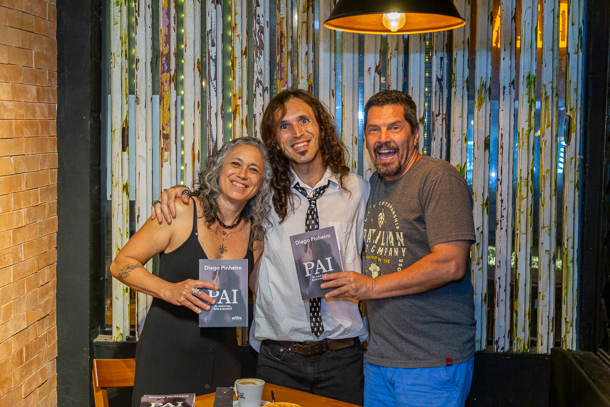 Emoção e autógrafos no lançamento do livro de Diego Pinheiro. Fotografia documental por Dan Martins e Ana Almeida em Taubaté.