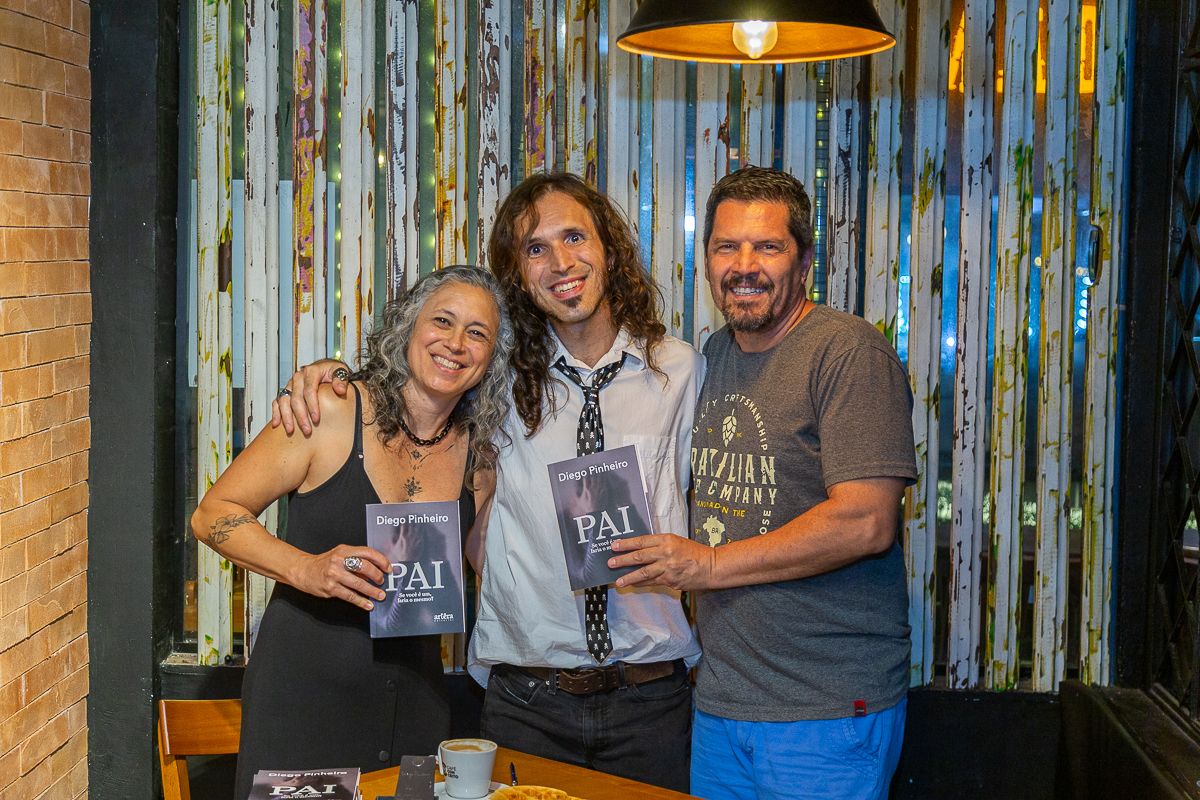Emoção e autógrafos no lançamento do livro de Diego Pinheiro. Fotografia documental por Dan Martins e Ana Almeida em Taubaté.