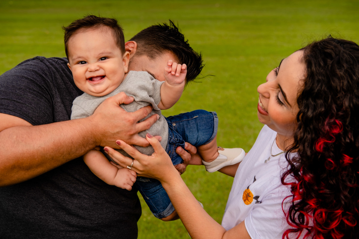 Pai fazendo seu bebê gargalhar 