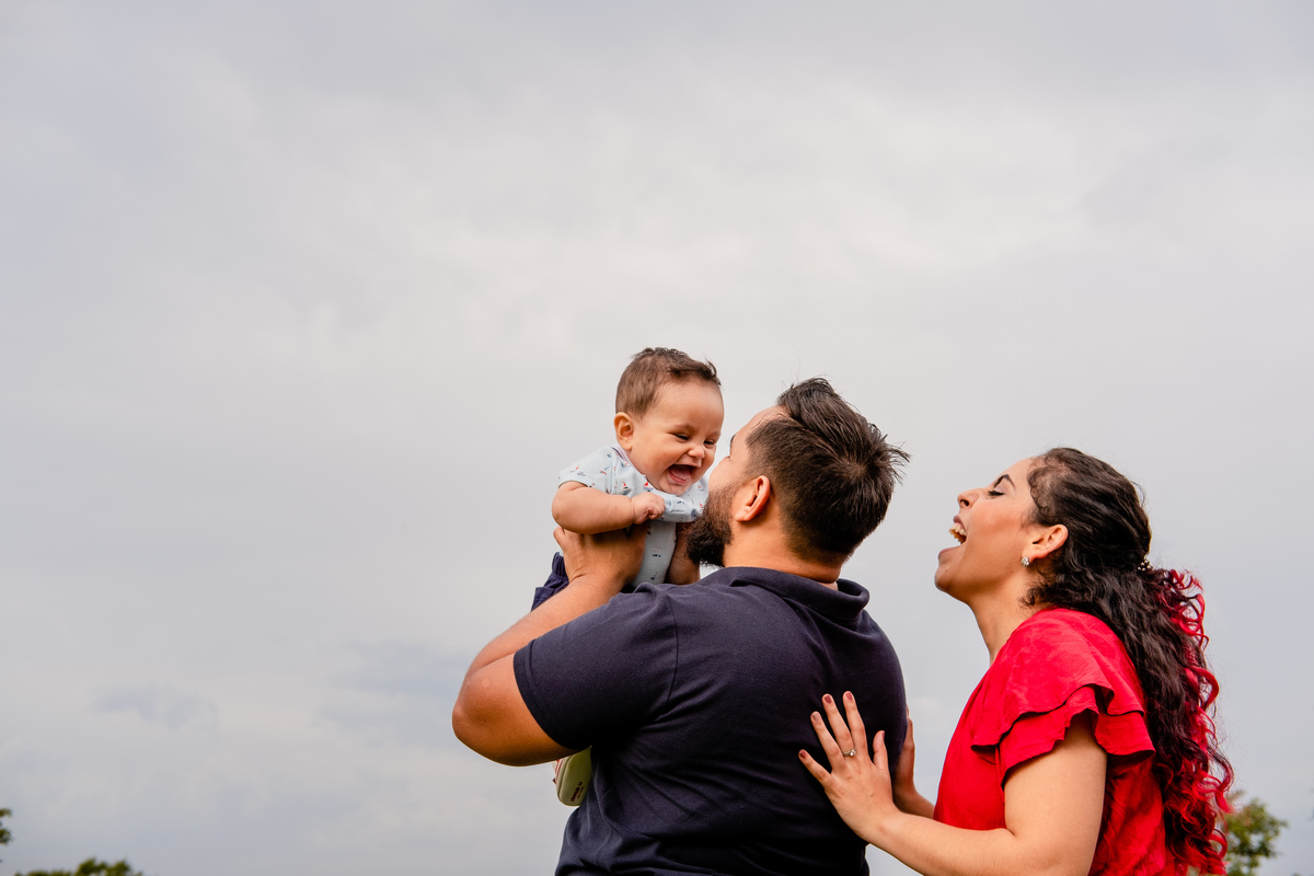 Pais felizes com seu bebê 