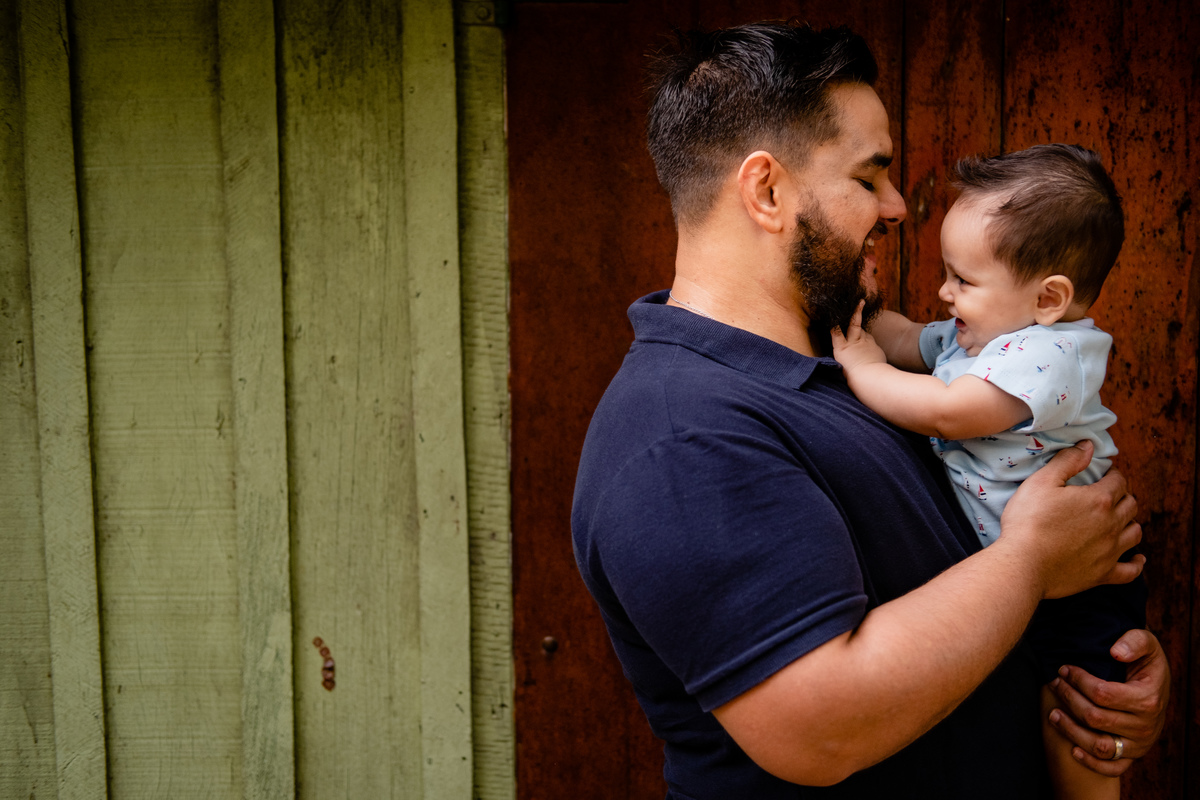 Pai brincando com o seu bebê 
