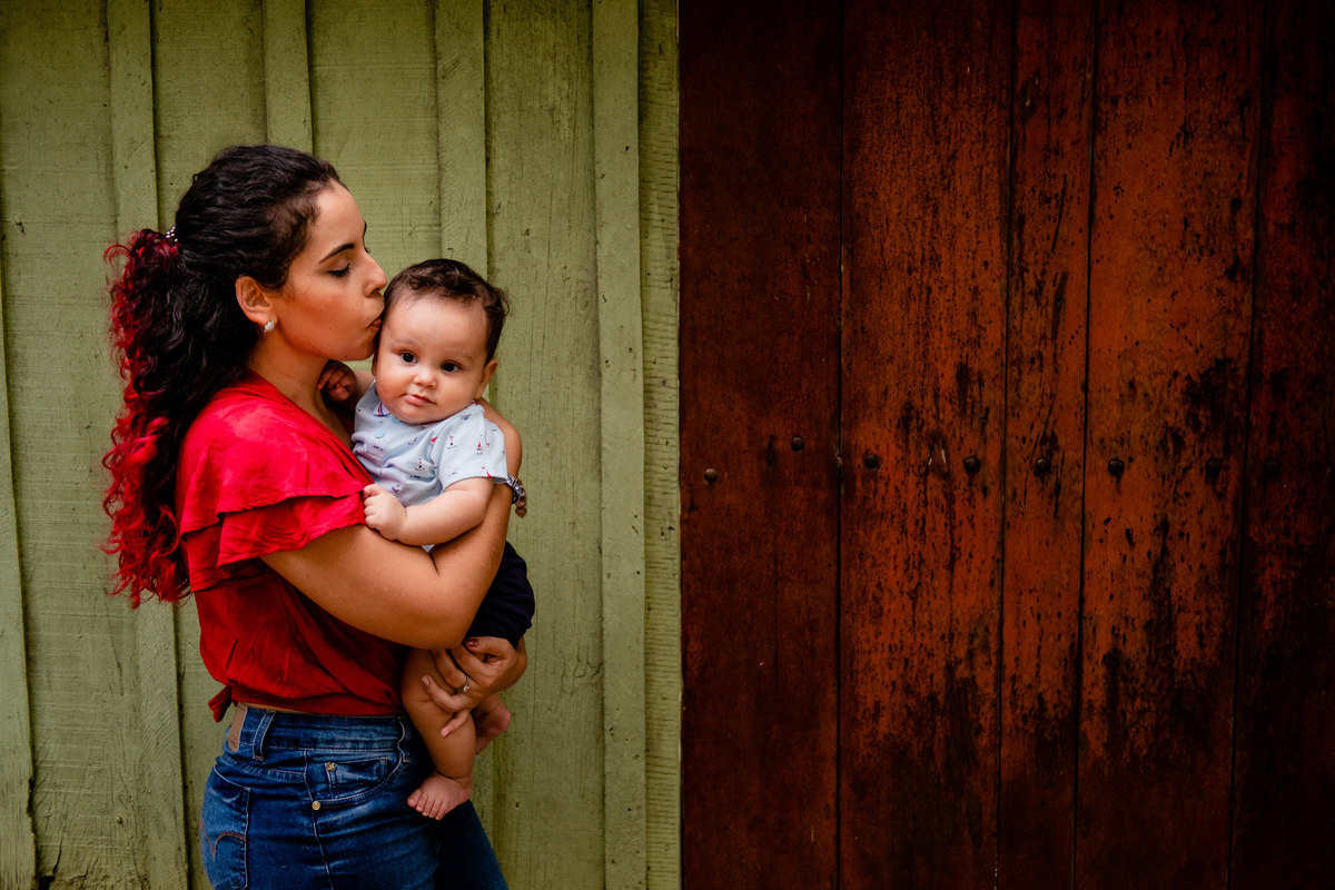 Mãe beijando seu bebê 