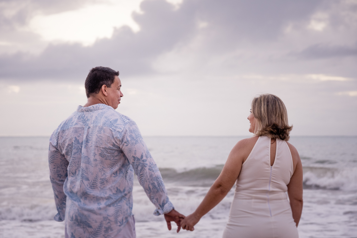 De mão dadas na praia