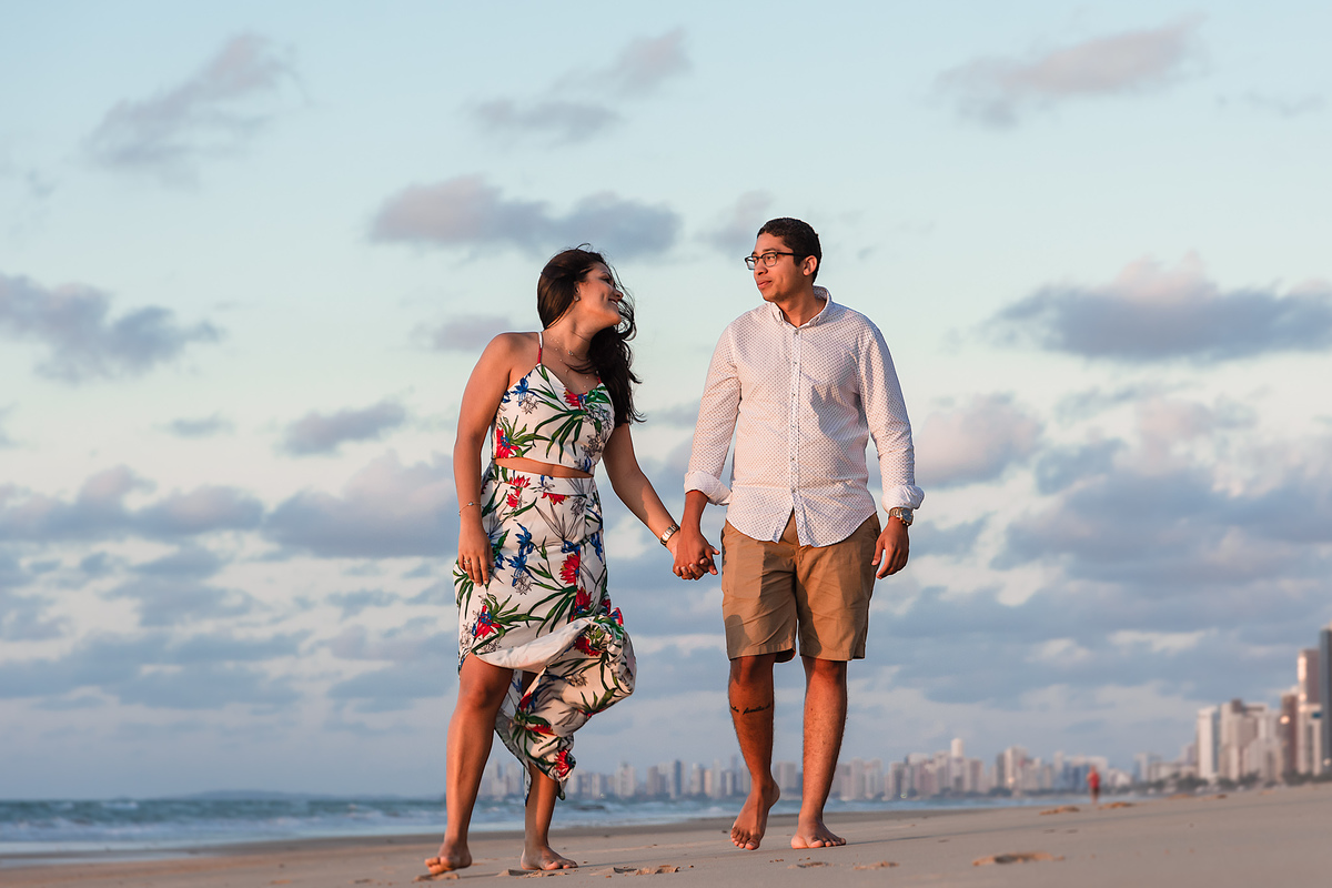 Mãos dadas na praia