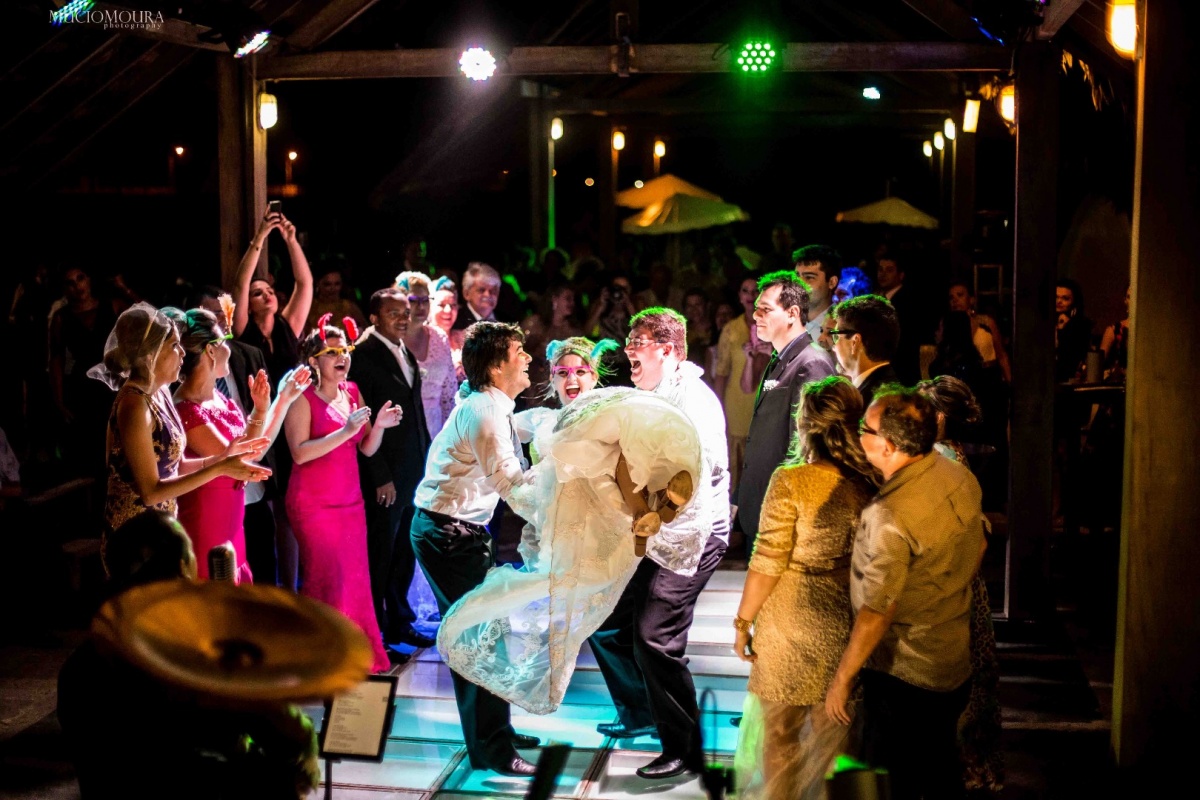 Noiva linda, noiva perfeita, casamento perfeita, luiz correia, praia , mucio moura, diversão, fotos engraçadas