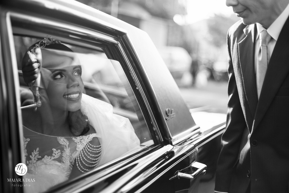 Foto da saida da noiva Dhenyfer do carro com o seu pai na igreja São Pedro Apostolo Sumare - SP