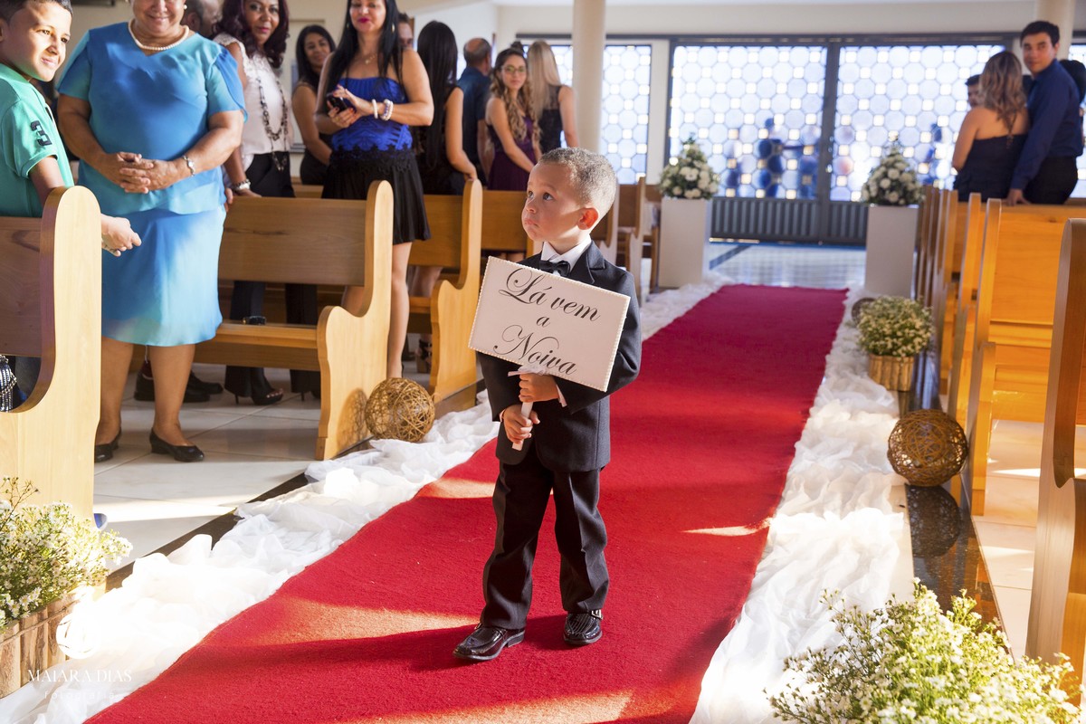 Foto do pajem entrando na igreja São Pedro Apostolo Sumare - SP