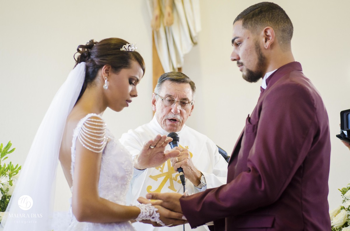 Foto do casamento Dhenyfer e Marcelo  troca das alianças na cerimonia na igreja Sao Pedro apostolo Sumare - SP