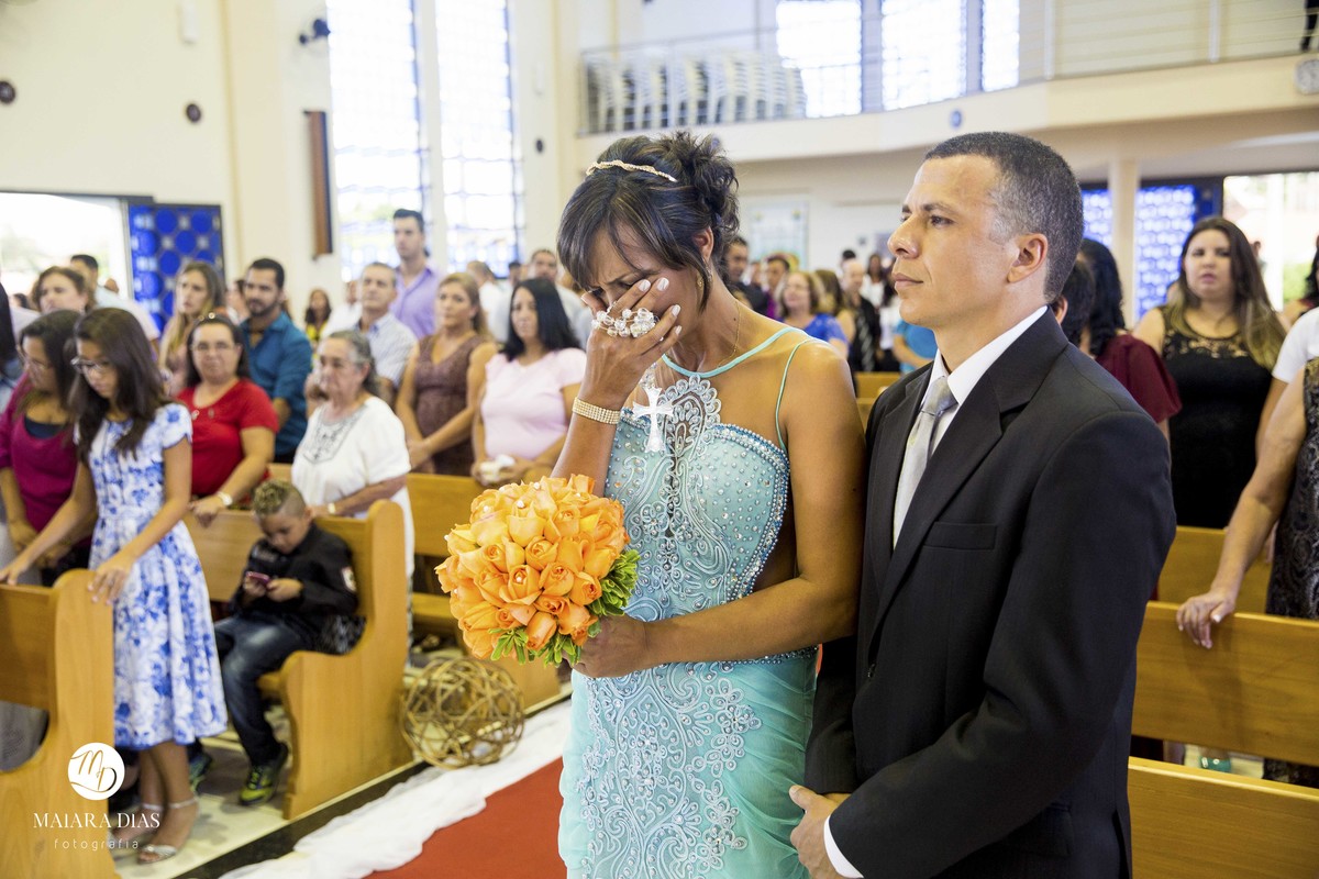 Foto do casamento Dhenyfer e Marcelo mãe chorando na cerimonia na igreja Sao Pedro apostolo Sumare - SP