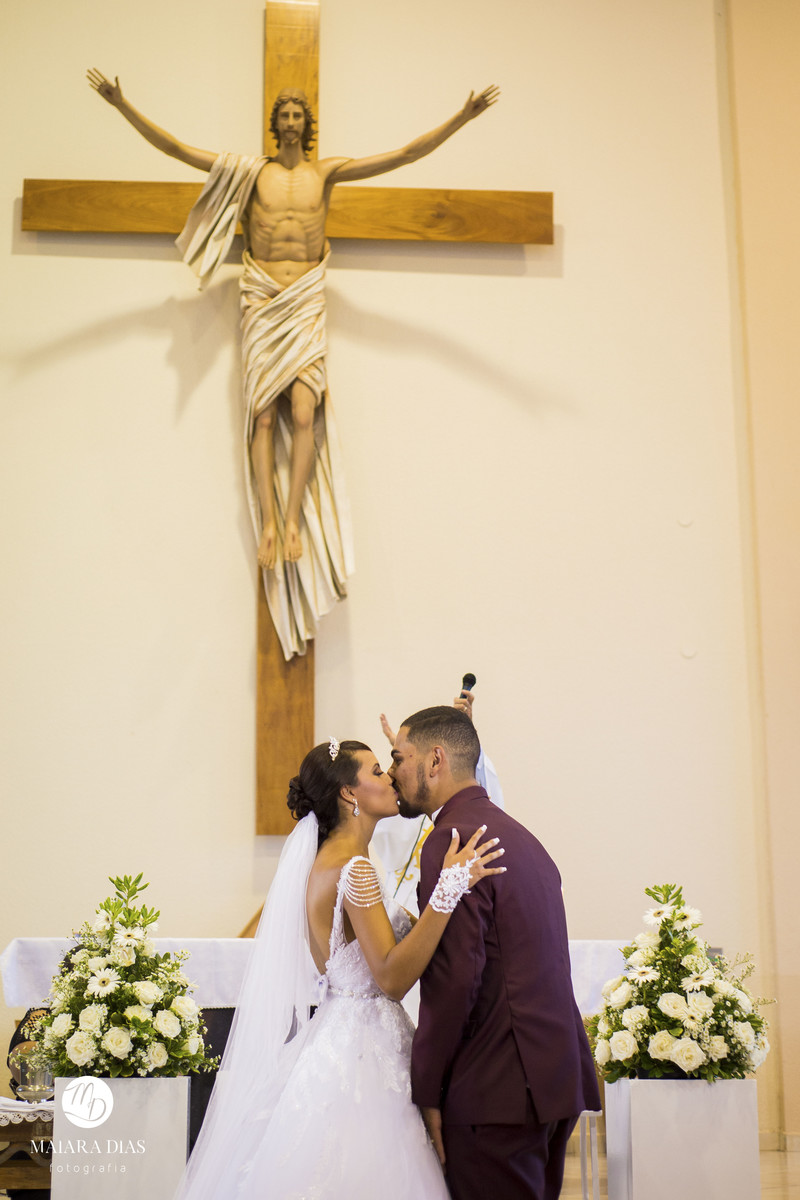 Foto do casamento Dhenyfer e Marcelo beijo no final da cerimonia na igreja Sao Pedro apostolo Sumare - SP
