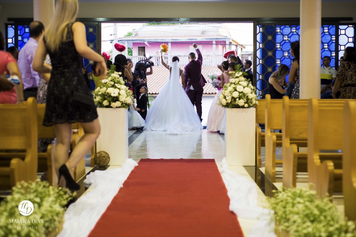 Foto do casamento Dhenyfer e Marcelo saida dos noivos na igreja Sao Pedro apostolo Sumare - SP