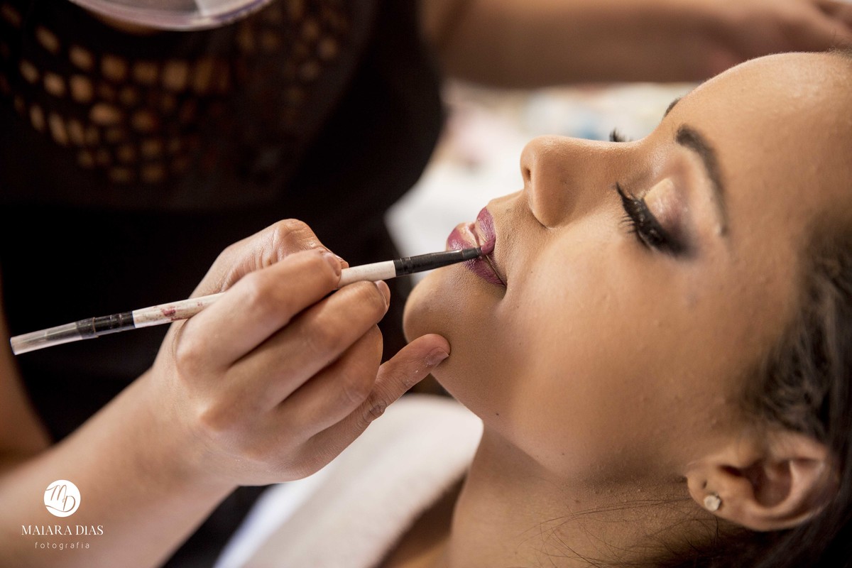 foto making of noiva Dhenyfer fazendo a make no dia do casamento sumaré - SP