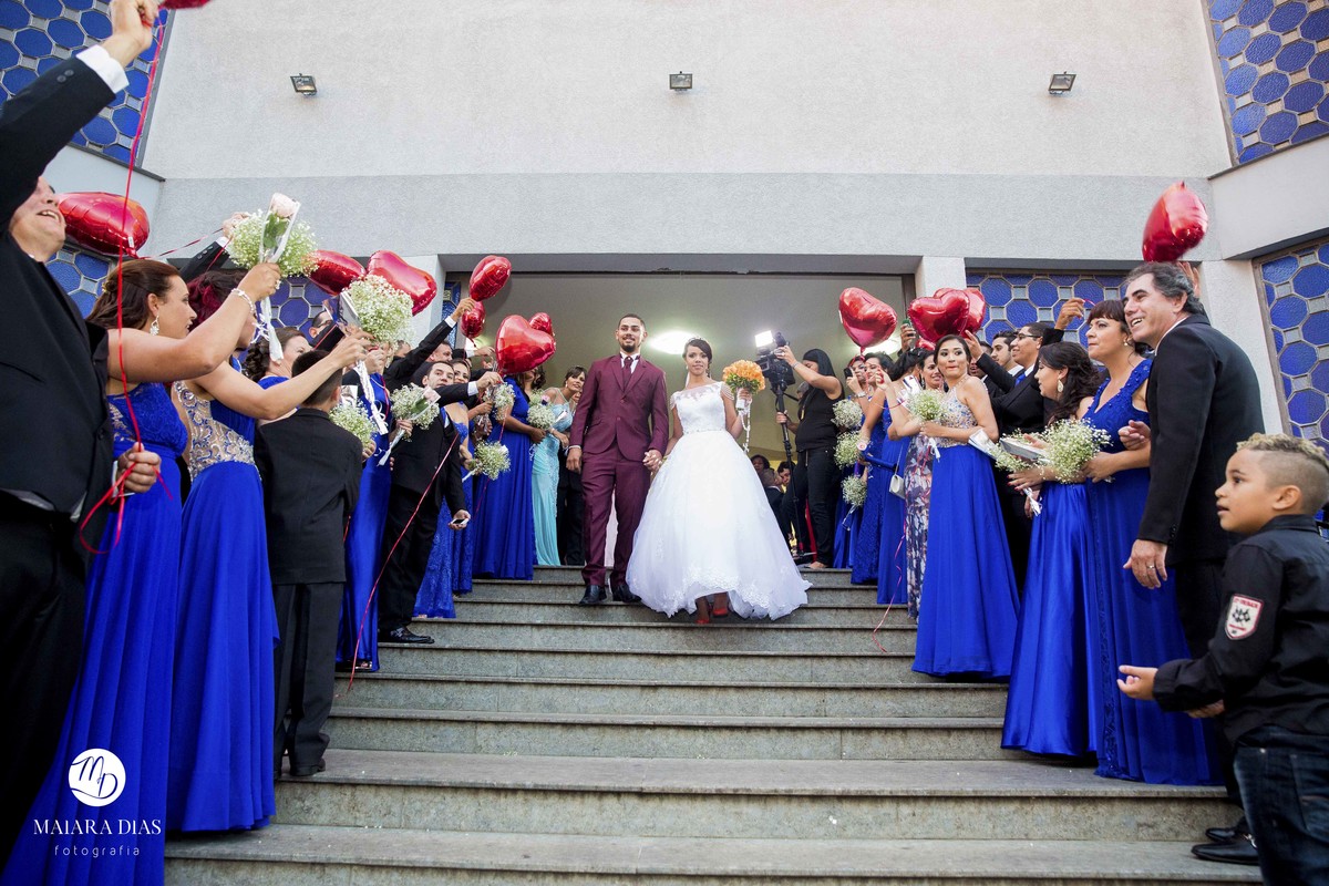 Foto do casamento Dhenyfer e Marcelo saida dos noivos na igreja Sao Pedro apostolo Sumare - SP