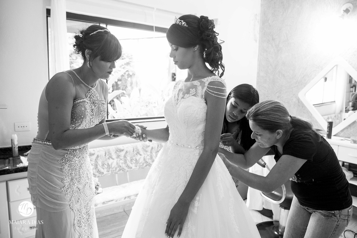 foto da noiva Dhenyfer se arrumando no making of para o seu casamento Sumaré - SP