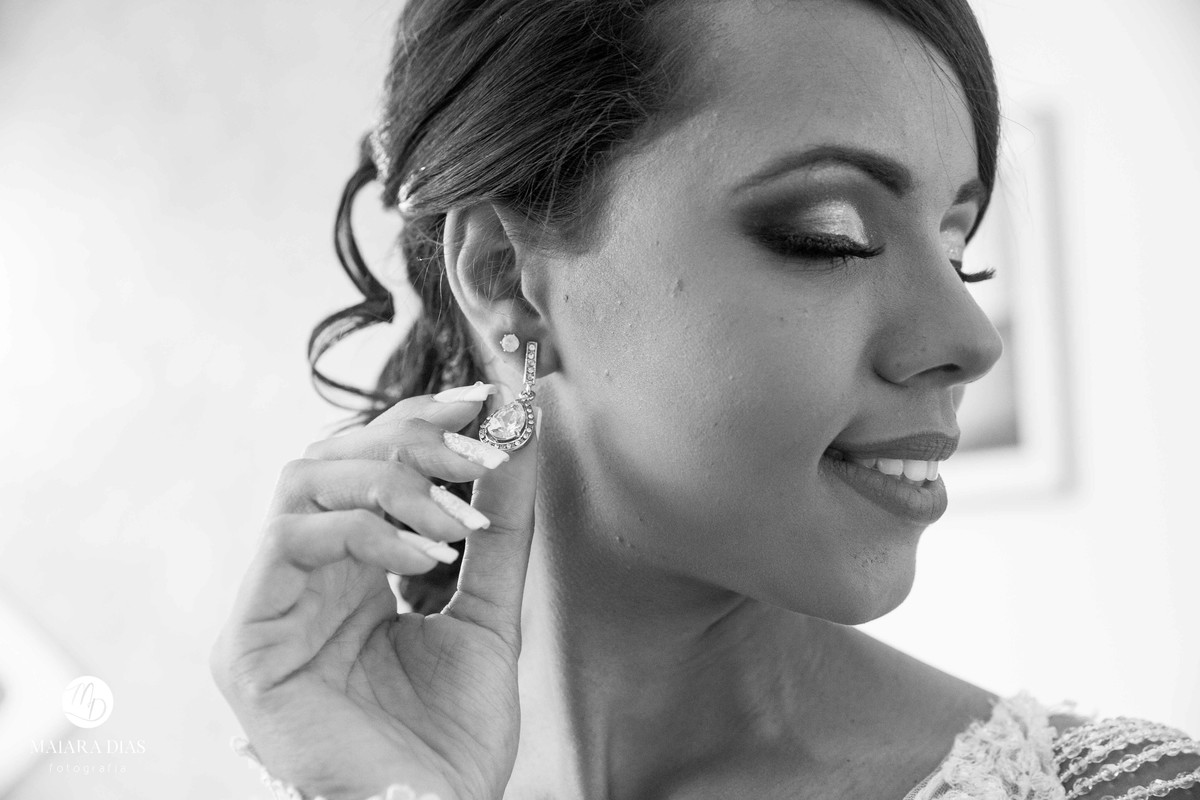 foto da noiva Dhenyfer se arrumando no making of para o seu casamento Sumaré - SP