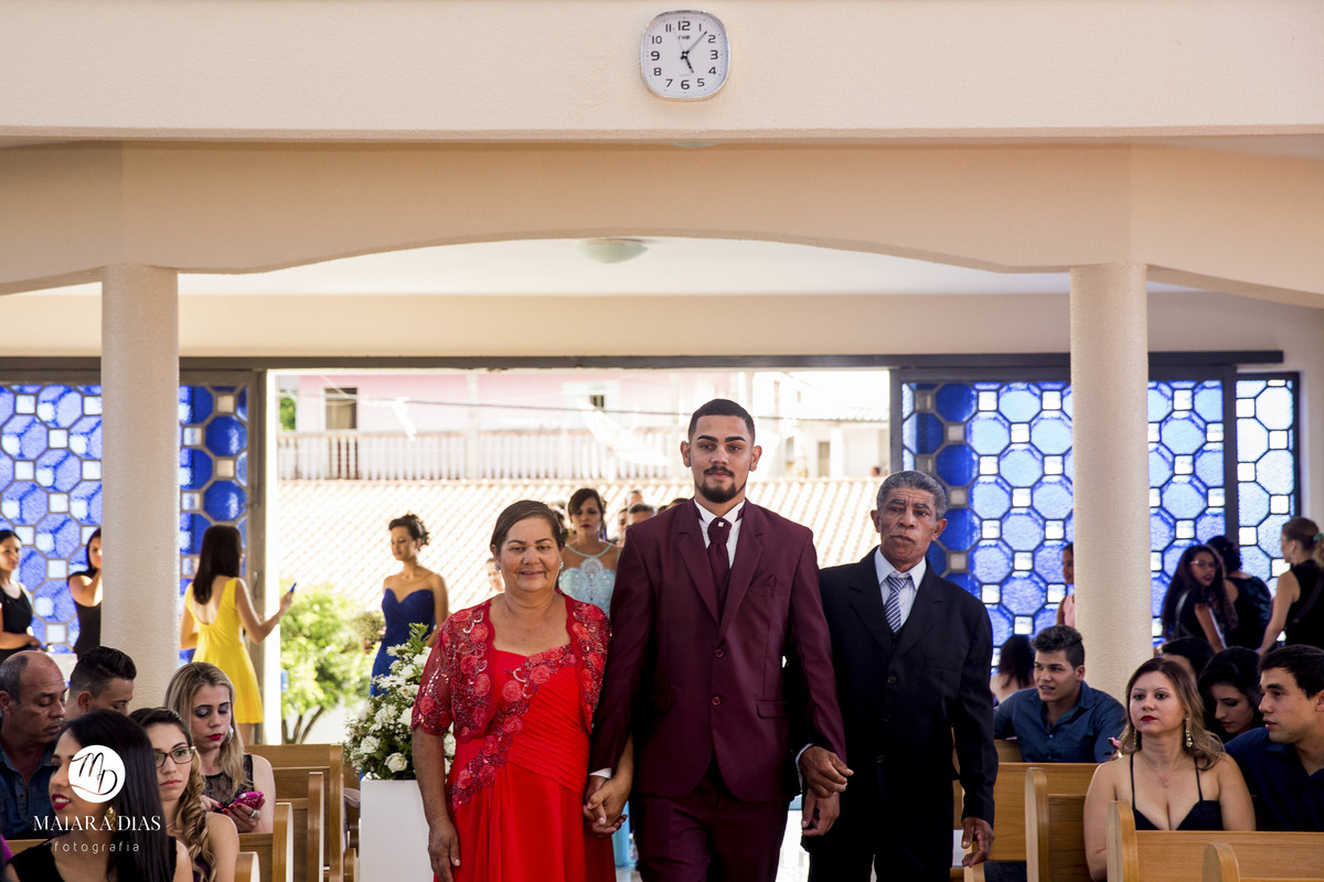 Foto entrada do noivo Marcelo na igreja São Pedro Apostolo Sumare - SP