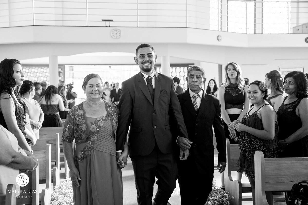 Foto entrada do noivo Marcelo na igreja São Pedro Apostolo Sumare - SP