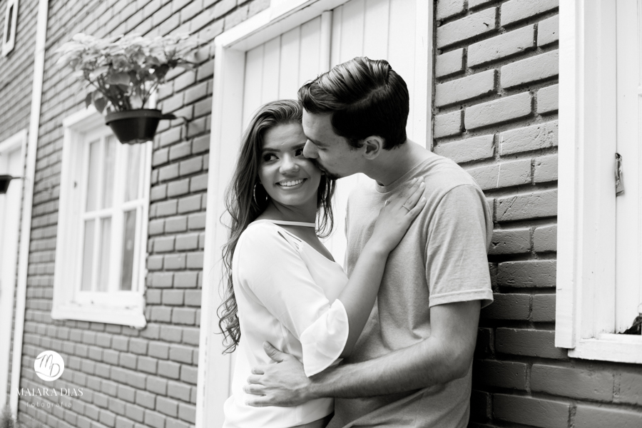 Ensaio Fotografico Pre Wedding Jaqueline e Glauco Holambra SP flores chales casas moinho Maiara Dias Fotografia