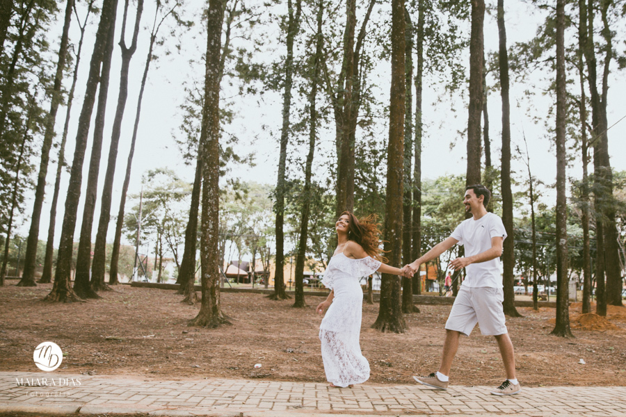 Ensaio Fotografico Pre Wedding Jaqueline e Glauco Holambra SP flores chales casas moinho Maiara Dias Fotografia