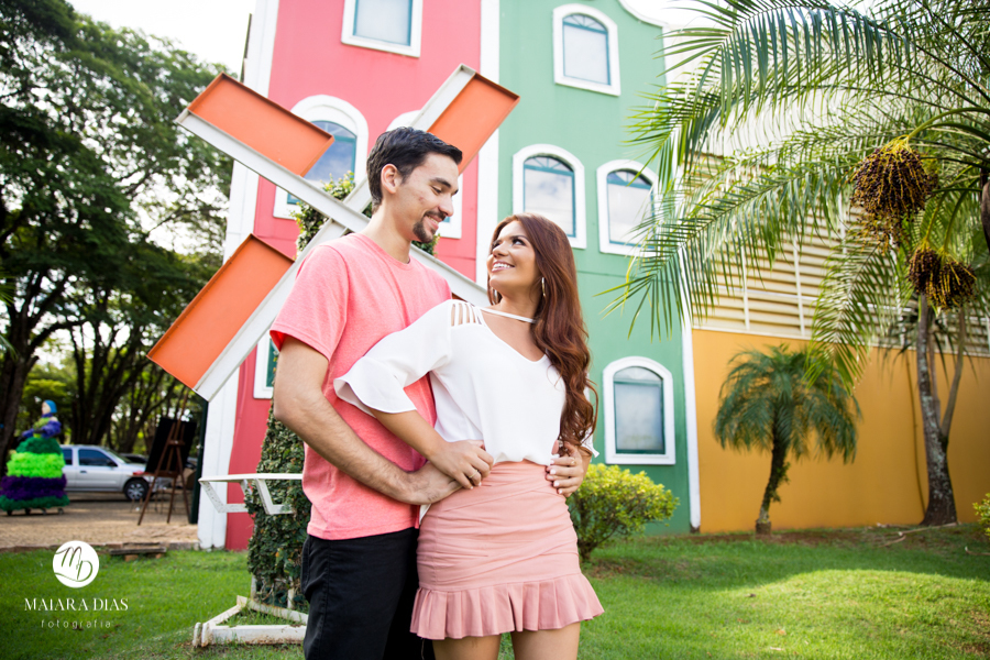 Ensaio Fotografico Pre Wedding Jaqueline e Glauco Holambra SP flores chales casas moinho Maiara Dias Fotografia