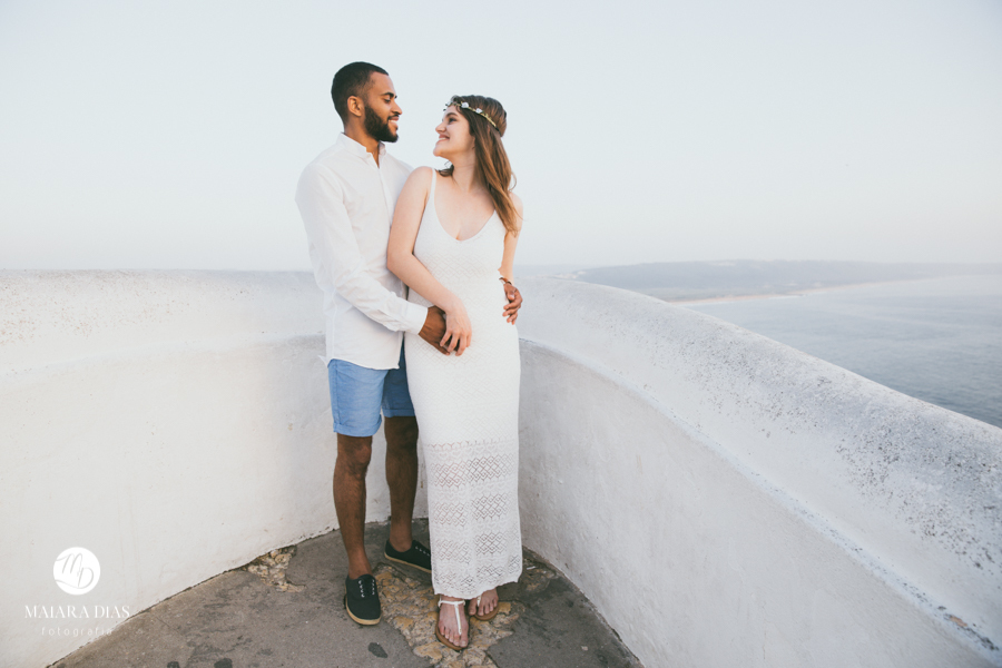 Ensaio fotografico pre wedding Nathalia e Filipe Nazare Portugal Europa Europe praia Maiara Dias Fotografia destination wedding
