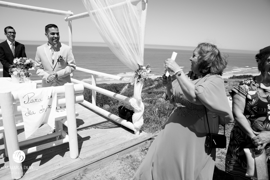 Casamento de Brasileira com Portugues de dia na Quinta da Falca Nazaré Portugal, entrada do noivo, fotos feitas por Maiara Dias Fotografia