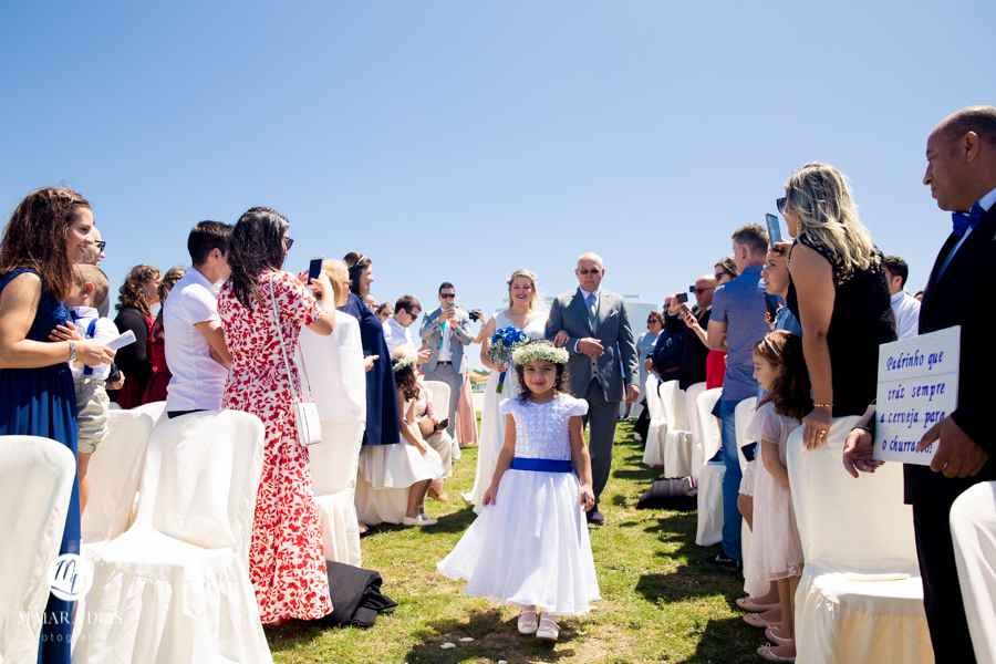 Casamento de Brasileira com Portugues de dia na Quinta da Falca Nazaré Portugal, entrada da noiva com o pai, fotos feitas por Maiara Dias Fotografia