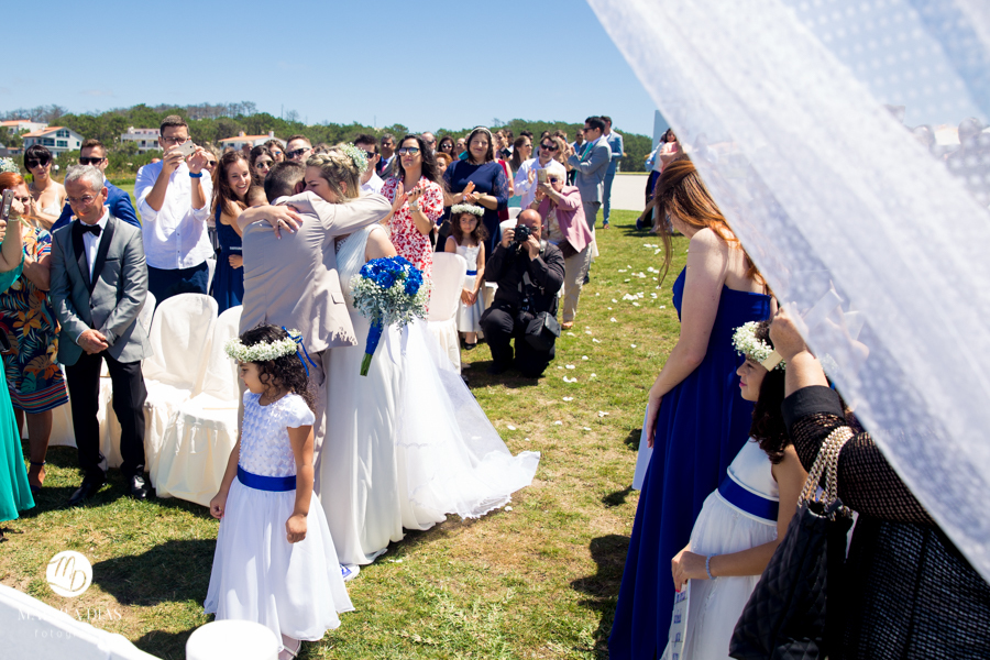 Casamento de Brasileira com Portugues de dia na Quinta da Falca Nazaré Portugal, entrada da noiva com o pai, fotos feitas por Maiara Dias Fotografia