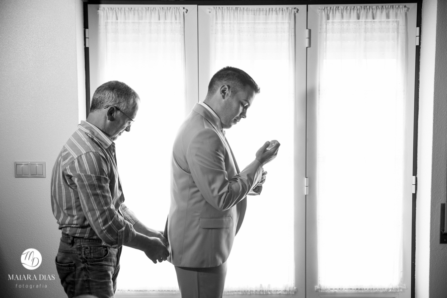 Casamento de Brasileira com Portugues de dia na Quinta da Falca Nazaré Portugal, making of do noivo, fotos feitas por Maiara Dias Fotografia