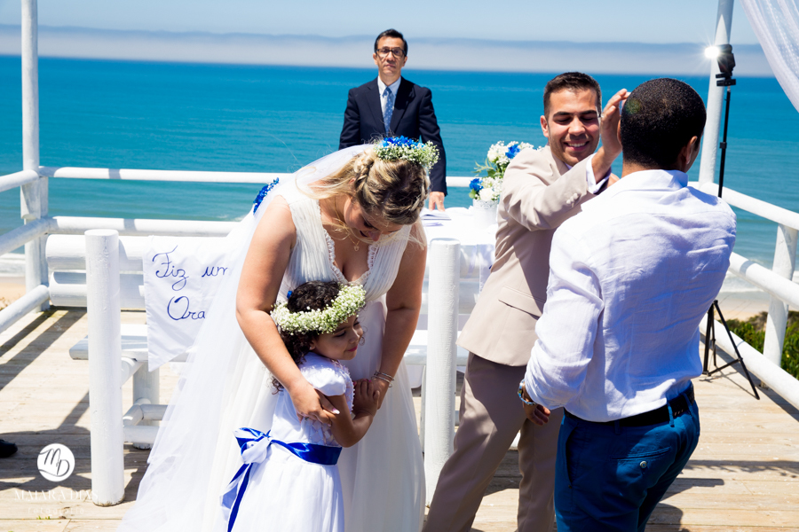 Casamento de Brasileira com Portugues de dia na Quinta da Falca Nazaré Portugal, casamento na praia, entrada das aliancas, fotos feitas por Maiara Dias Fotografia