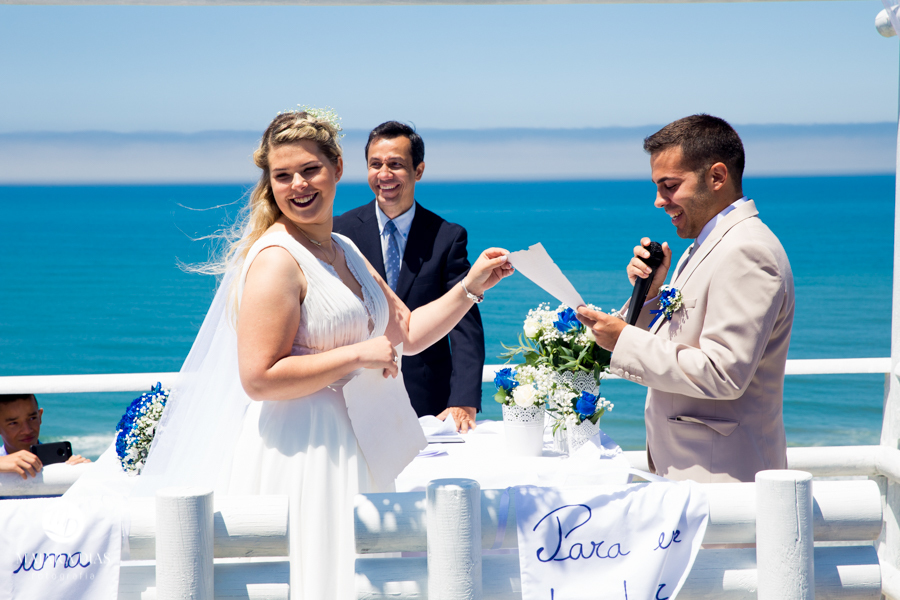 Casamento de Brasileira com Portugues de dia na Quinta da Falca Nazaré Portugal, casamento na praia, votos dos noivos, fotos feitas por Maiara Dias Fotografia