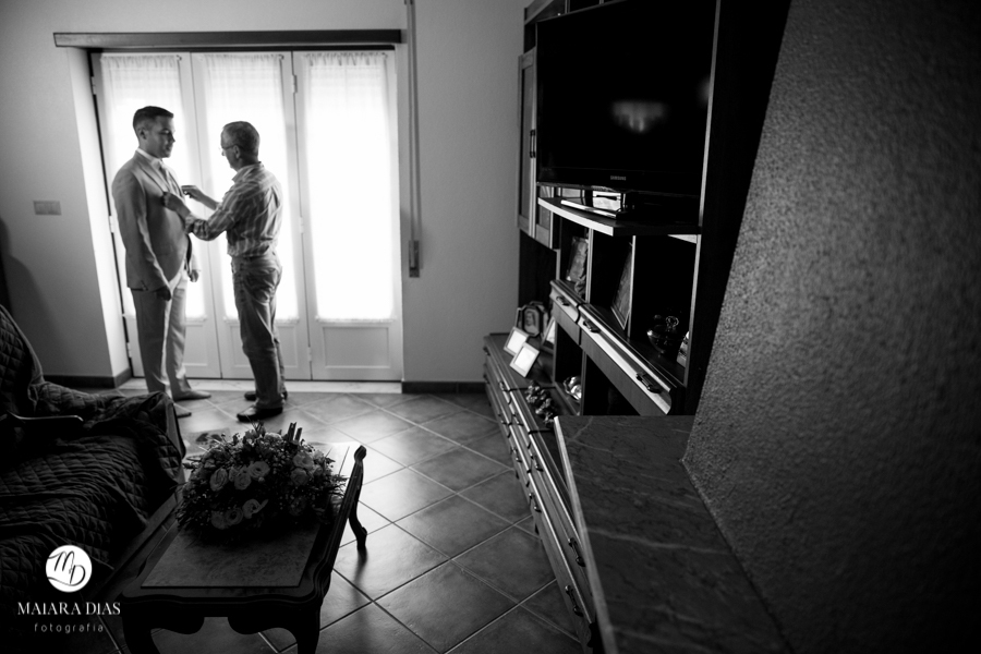 Casamento de Brasileira com Portugues de dia na Quinta da Falca Nazaré Portugal, making of do noivo, fotos feitas por Maiara Dias Fotografia