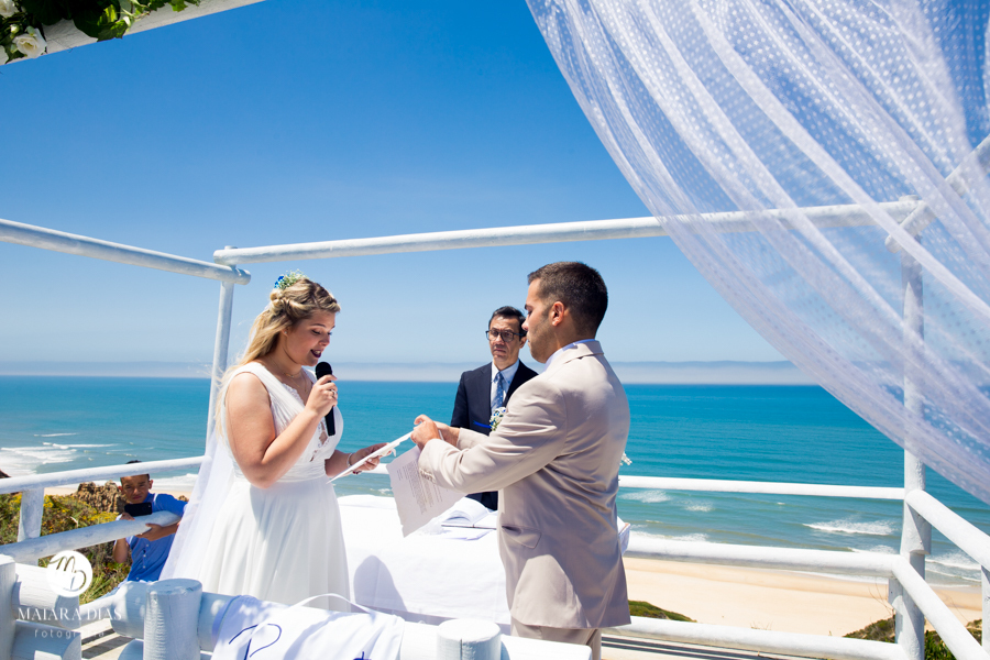 Casamento de Brasileira com Portugues de dia na Quinta da Falca Nazaré Portugal, casamento na praia, votos dos noivos, fotos feitas por Maiara Dias Fotografia