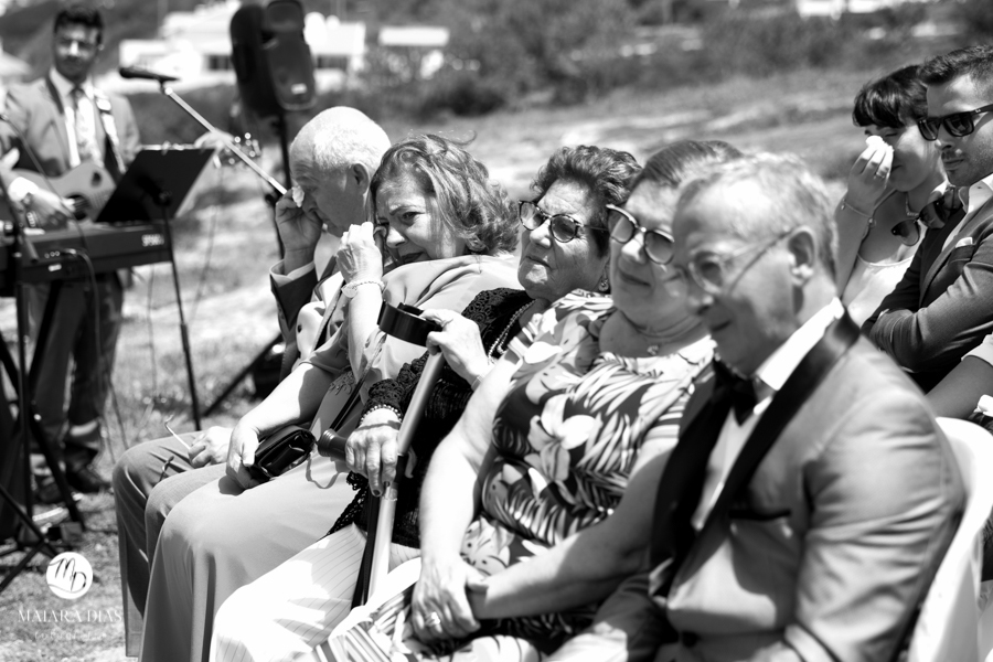 Casamento de Brasileira com Portugues de dia na Quinta da Falca Nazaré Portugal, casamento na praia, votos dos noivos, fotos feitas por Maiara Dias Fotografia