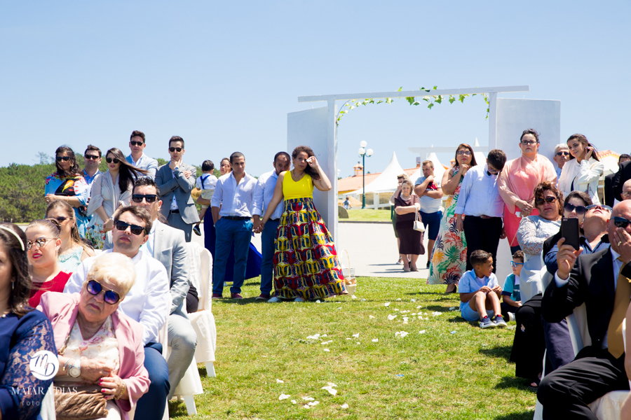 Casamento de Brasileira com Portugues de dia na Quinta da Falca Nazaré Portugal, casamento na praia, votos dos noivos, fotos feitas por Maiara Dias Fotografia