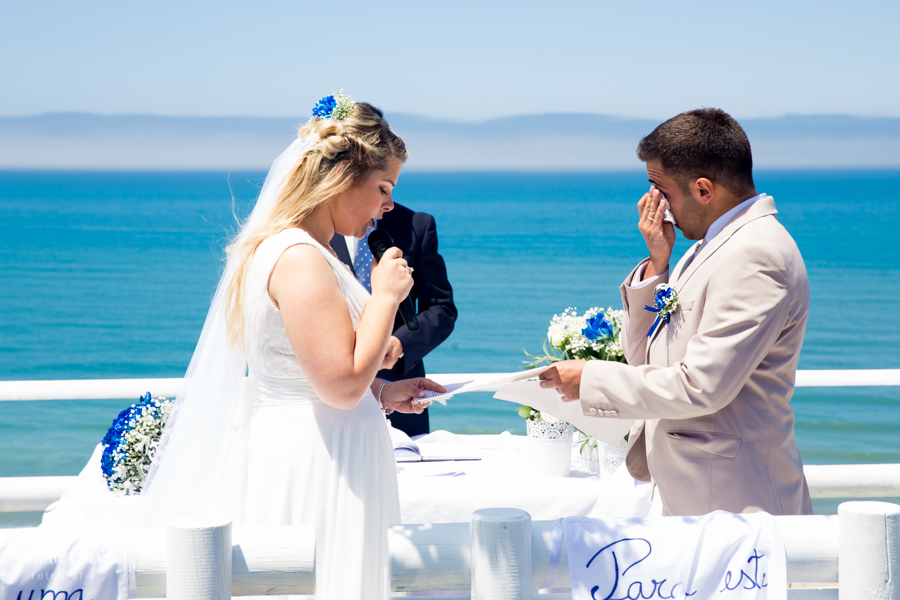 Casamento de Brasileira com Portugues de dia na Quinta da Falca Nazaré Portugal, casamento na praia, votos dos noivos, fotos feitas por Maiara Dias Fotografia