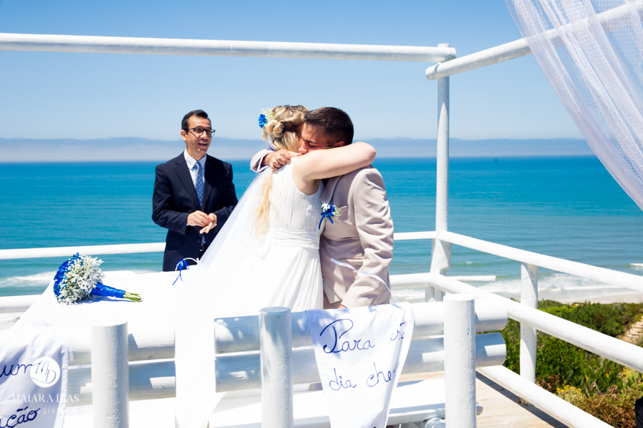 Casamento de Brasileira com Portugues de dia na Quinta da Falca Nazaré Portugal, casamento na praia, votos dos noivos, fotos feitas por Maiara Dias Fotografia