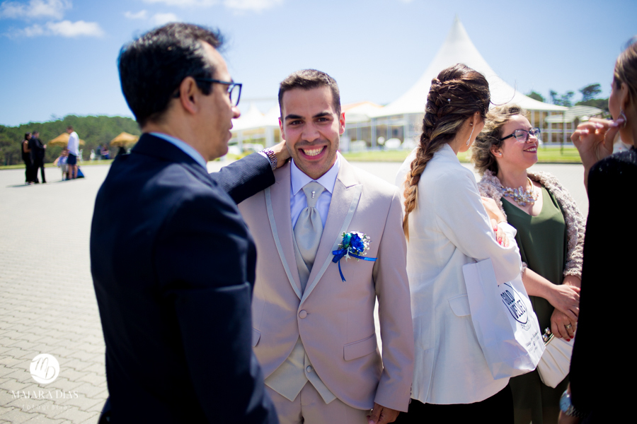 Casamento de Brasileira com Portugues de dia na Quinta da Falca Nazaré Portugal, casamento na praia, cumprimento aos noivos, fotos feitas por Maiara Dias Fotografia