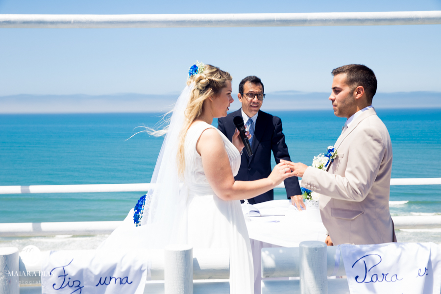 Casamento de Brasileira com Portugues de dia na Quinta da Falca Nazaré Portugal, casamento na praia, votos dos noivos, fotos feitas por Maiara Dias Fotografia