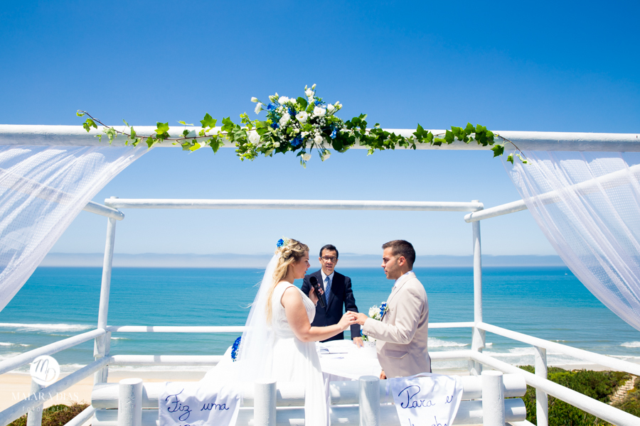 Casamento de Brasileira com Portugues de dia na Quinta da Falca Nazaré Portugal, casamento na praia, votos dos noivos, fotos feitas por Maiara Dias Fotografia