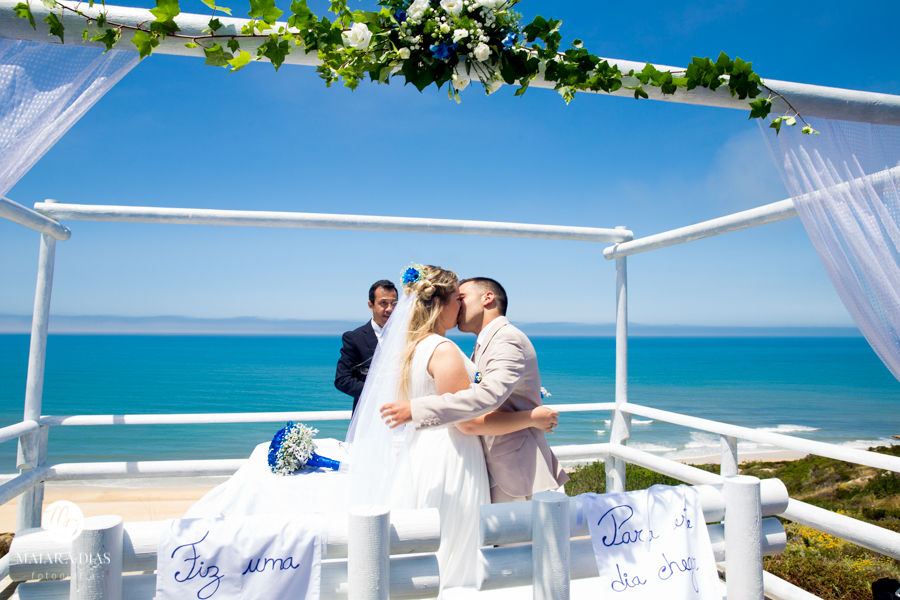 Casamento de Brasileira com Portugues de dia na Quinta da Falca Nazaré Portugal, casamento na praia, beijo dos noivos, fotos feitas por Maiara Dias Fotografia