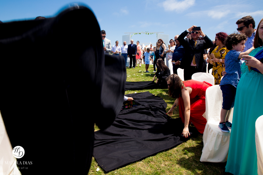 Casamento de Brasileira com Portugues de dia na Quinta da Falca Nazaré Portugal, casamento na praia, saida dos noivos, fotos feitas por Maiara Dias Fotografia