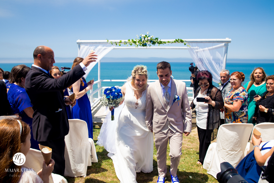 Casamento de Brasileira com Portugues de dia na Quinta da Falca Nazaré Portugal, casamento na praia, saida dos noivos, fotos feitas por Maiara Dias Fotografia
