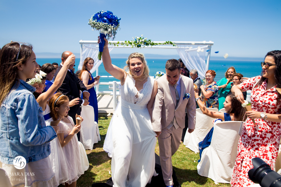 Casamento de Brasileira com Portugues de dia na Quinta da Falca Nazaré Portugal, casamento na praia, saida dos noivos, fotos feitas por Maiara Dias Fotografia