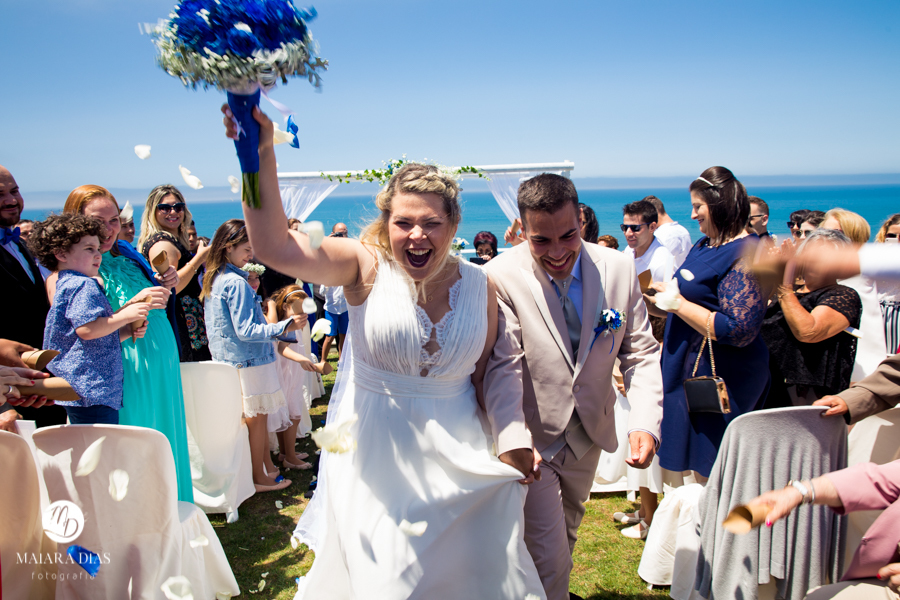 Casamento de Brasileira com Portugues de dia na Quinta da Falca Nazaré Portugal, casamento na praia, saida dos noivos, fotos feitas por Maiara Dias Fotografia